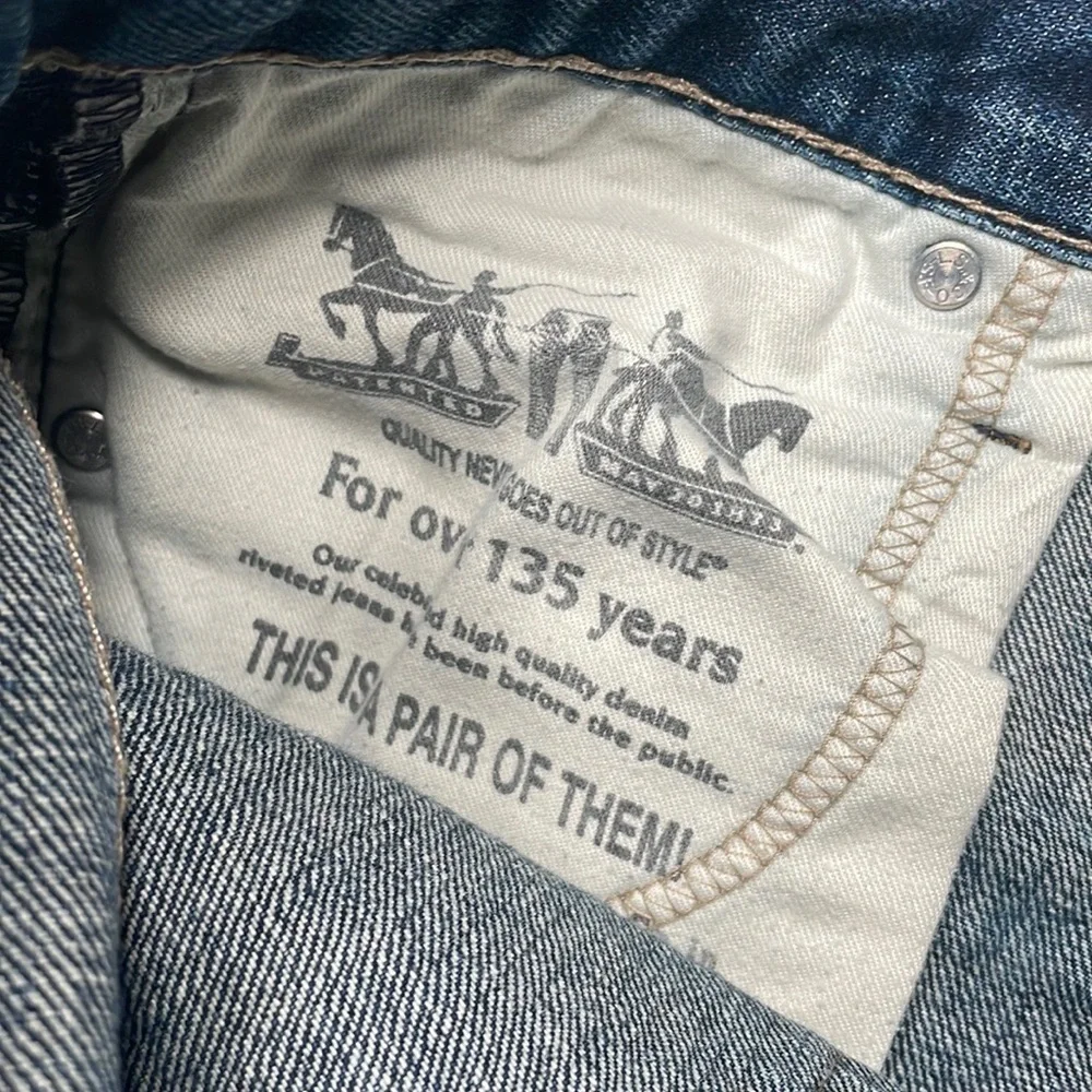 Levis Straight Leg Denim Jeans Distressed Size 30 x 32